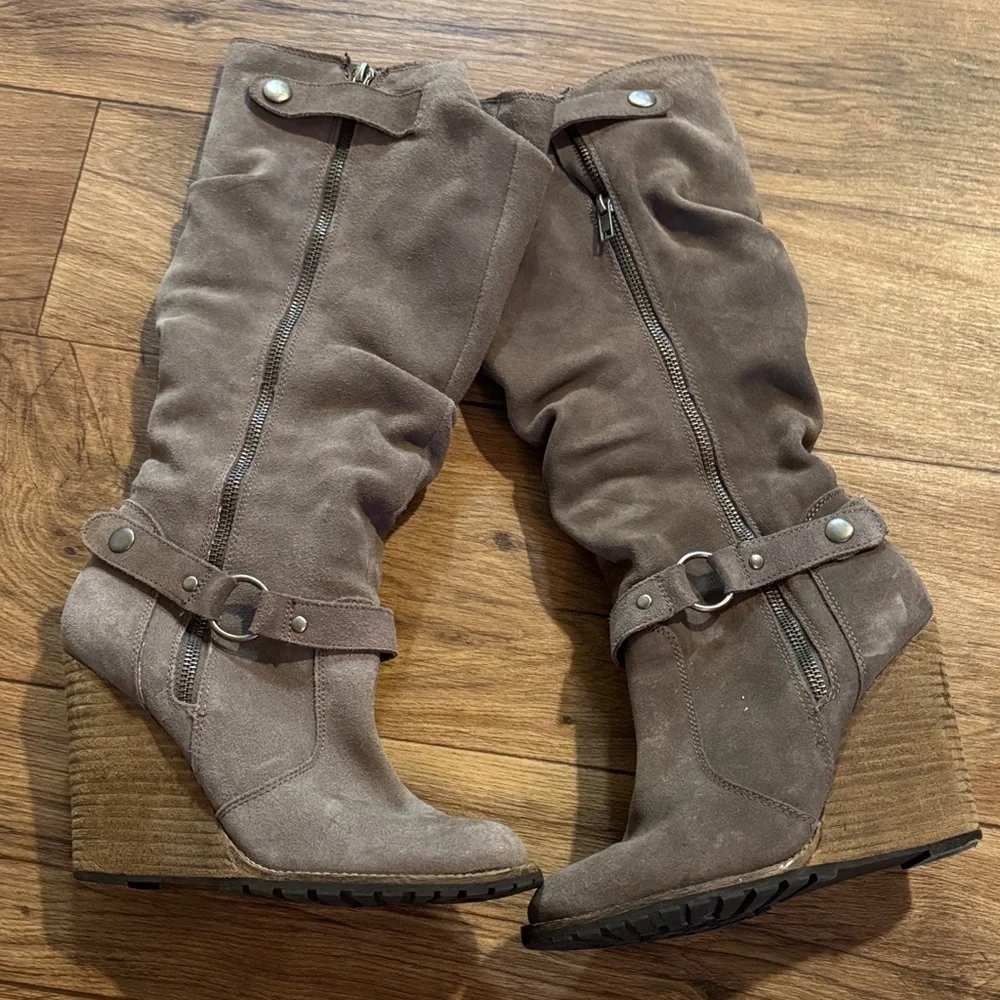 Elegant Taupe Wedge Boots